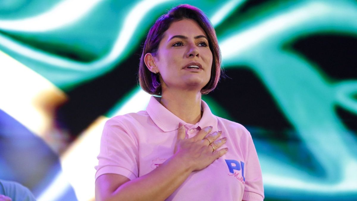 Michelle Bolsonaro é criticada por apoiadores após elogiar programa do governo Lula