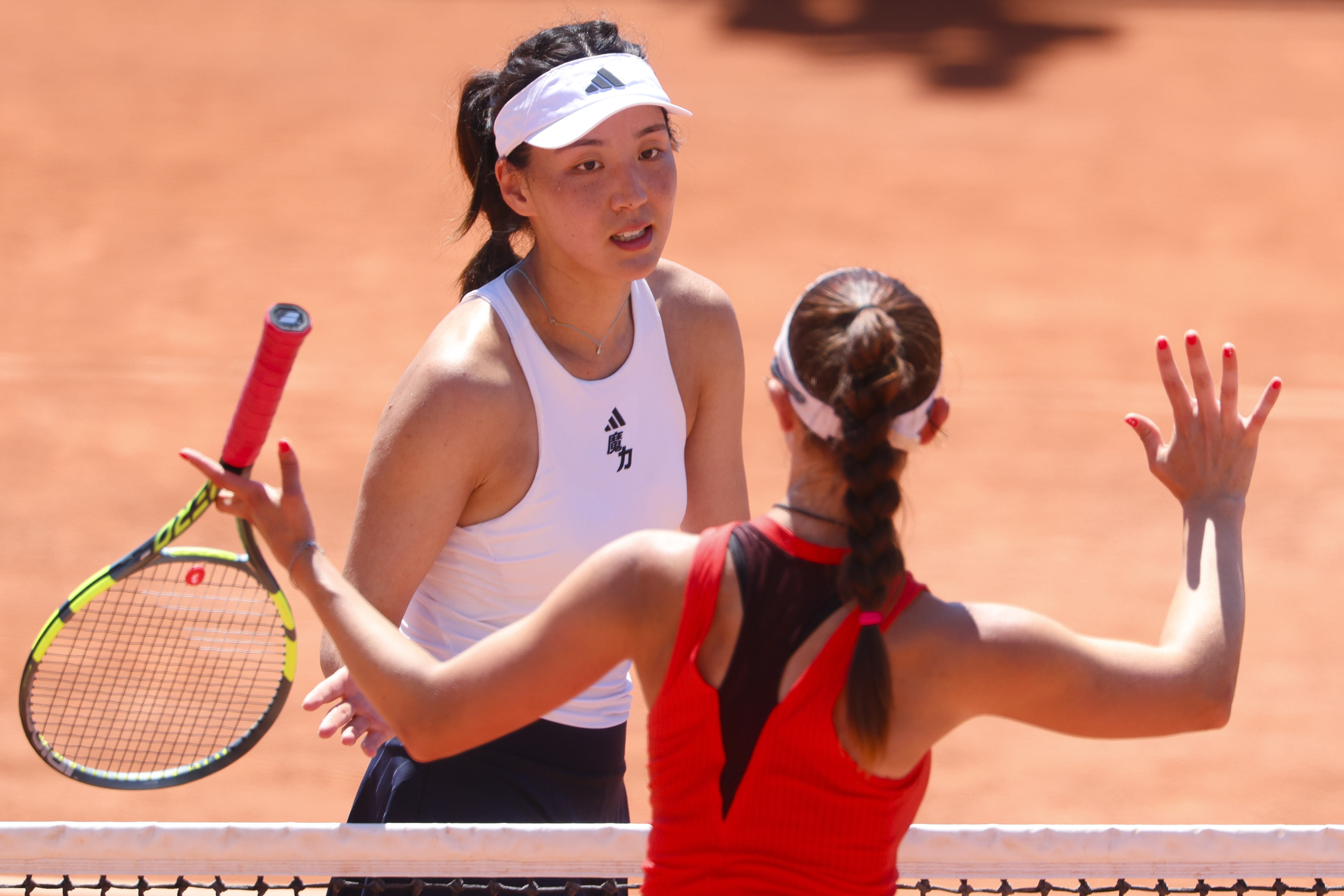 Tensão em Roland Garros: Alemã vence, mas recusa aperto de mão após acusação