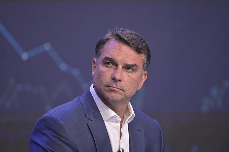 Flávio Bolsonaro entra na Argentina com passaporte italiano após decisão do STF