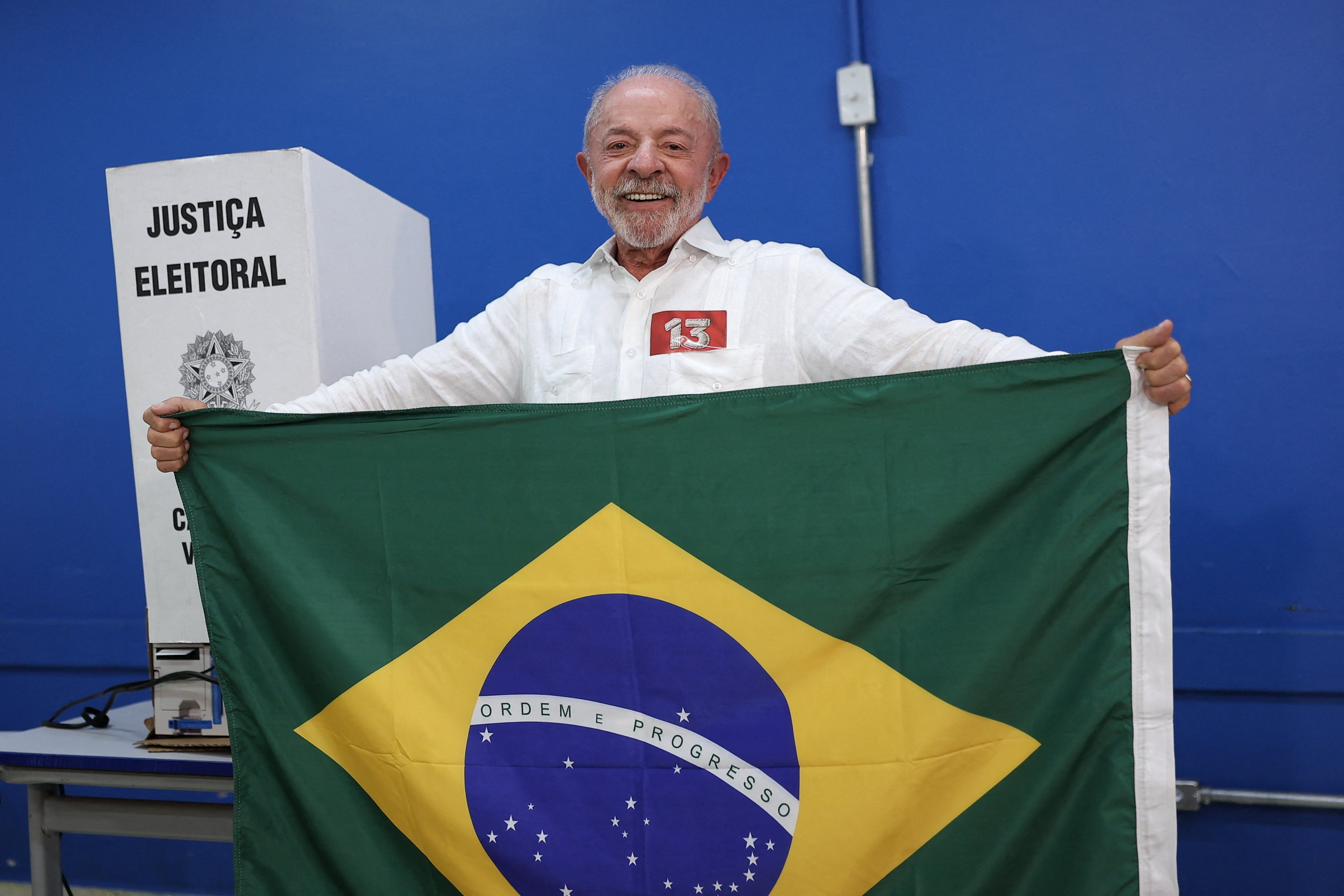 Lula vota em São Paulo e destaca mobilização de apoiadores após registrar voto