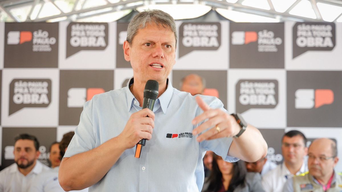 Tarcísio diz que não usaria boné de Trump novamente e minimiza influência de Eduardo Bolsonaro