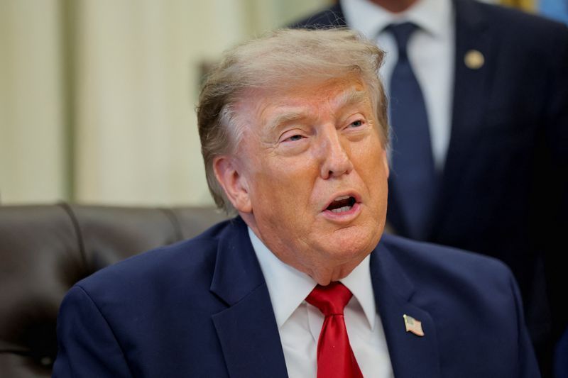 Trump prepara novas tarifas mundiais com fim da taxa de 10%, diz jornal