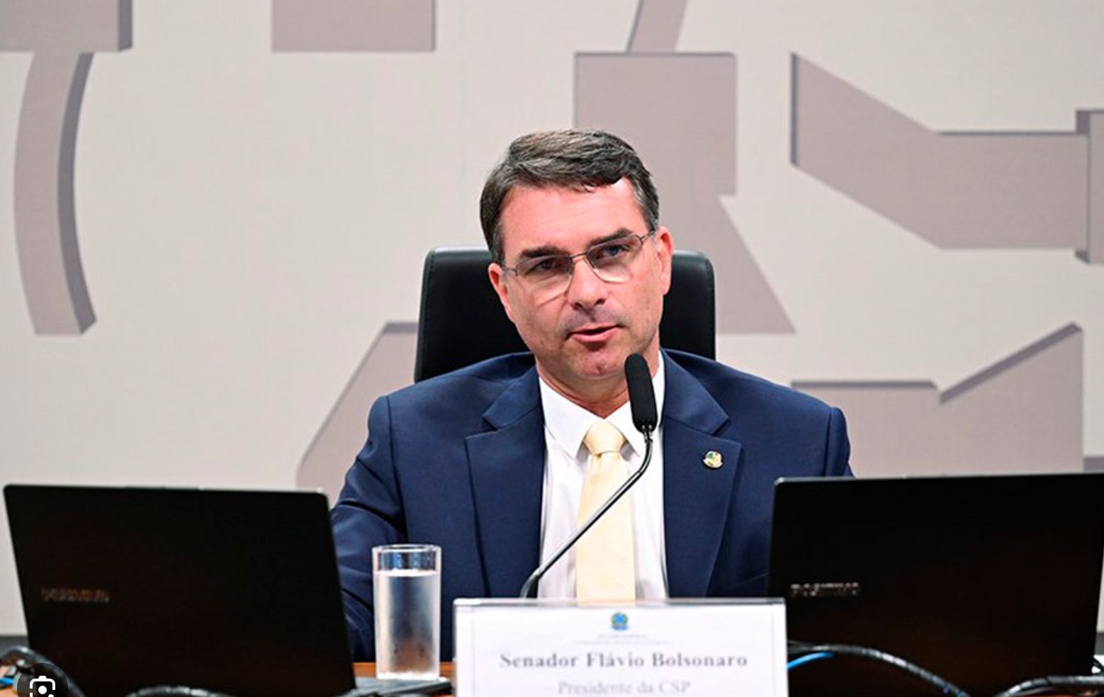 Flávio Bolsonaro e ministro de Lula batem boca na CCJ sobre presos do 8 de janeiro