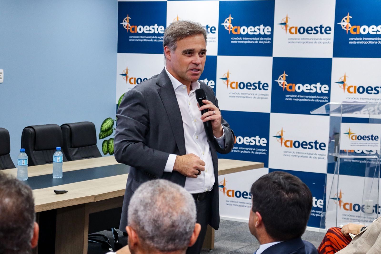 CIOESTE recebe ministro do STF André Mendonça em seminário sobre integridade e governança pública municipal.