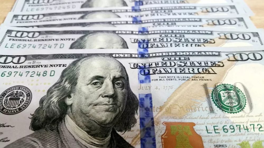 Dólar cai a R$ 4,95 e fecha no menor patamar em mais de dois anos, com juros e petróleo no radar