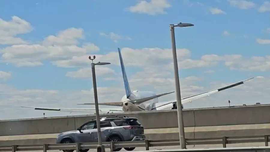 Avião monomotor atinge poste e derruba estrutura sobre caminhão durante pouso nos EUA