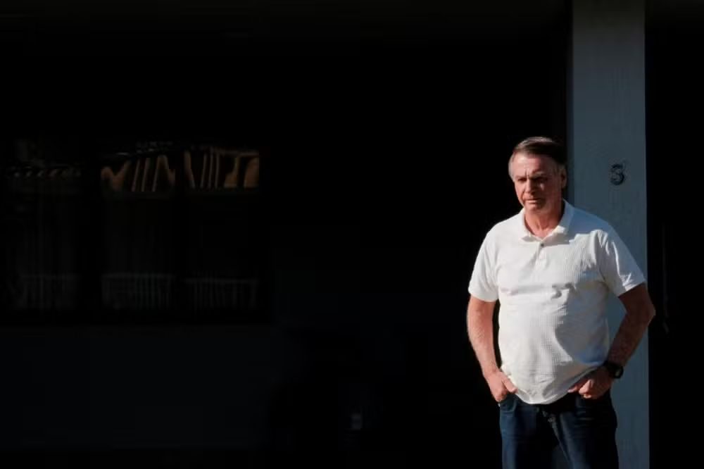 Bolsonaro recebe alta em SP e encara tratamento de até 9 meses