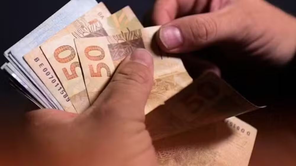 Rendimento médio mensal do brasileiro atinge recorde de R$ 3.167 em 2025, aponta IBGE