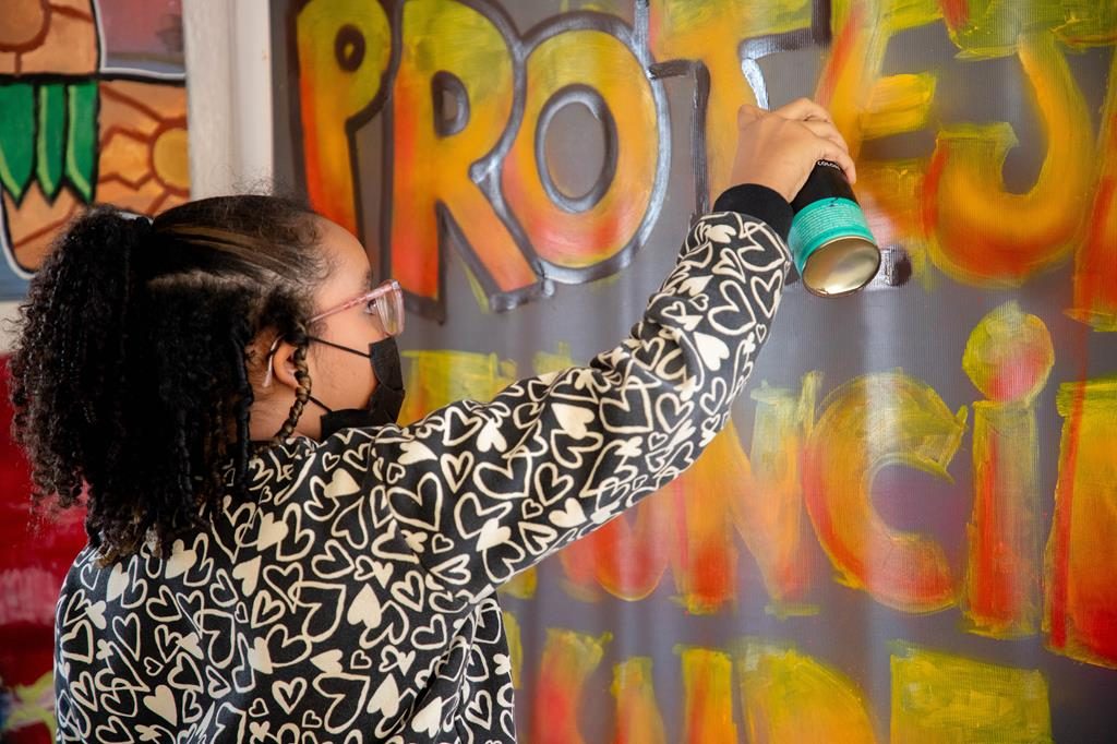 Grafite como protesto: jovens de Barueri criam arte contra o abuso infantil