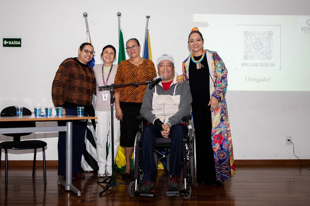 Artista que pinta com a boca inspira público em evento de inclusão em Barueri