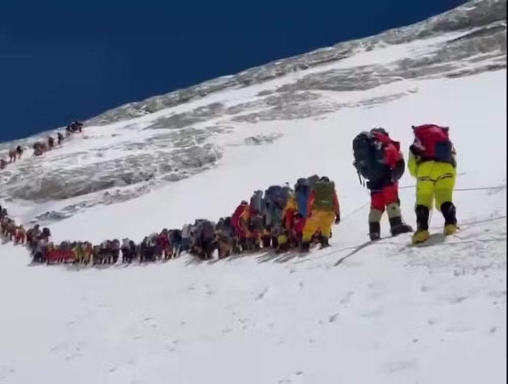 Vídeo registra congestionamento de alpinistas no topo do Everest
