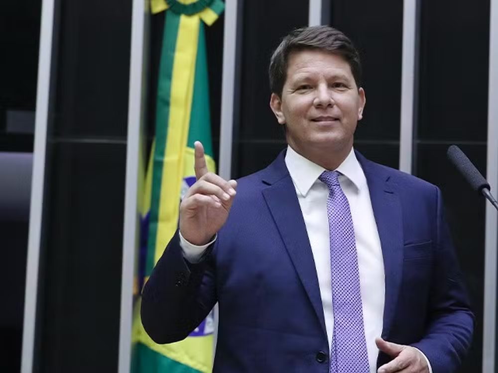 Dino cobra Câmara sobre viagem de Mario Frias e apura repasses a ONGs