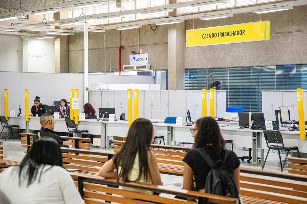 Barueri oferece 17 vagas de emprego com salários de até R$ 2,6 mil