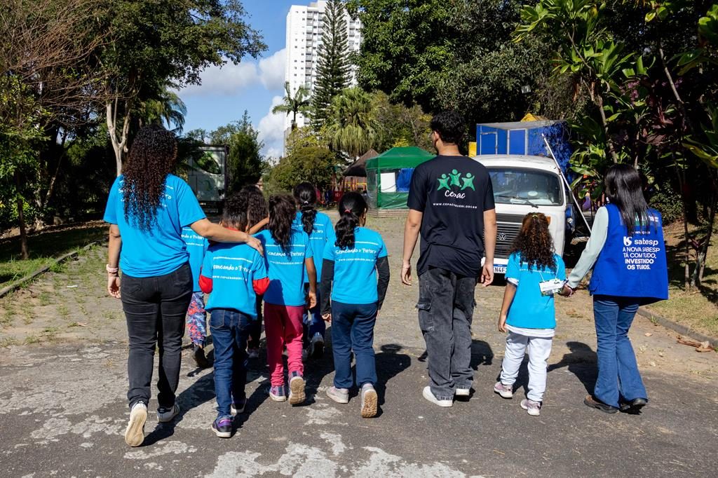 Caminhada Ambiental em Barueri tem plantio de ipês e palestra de conscientização