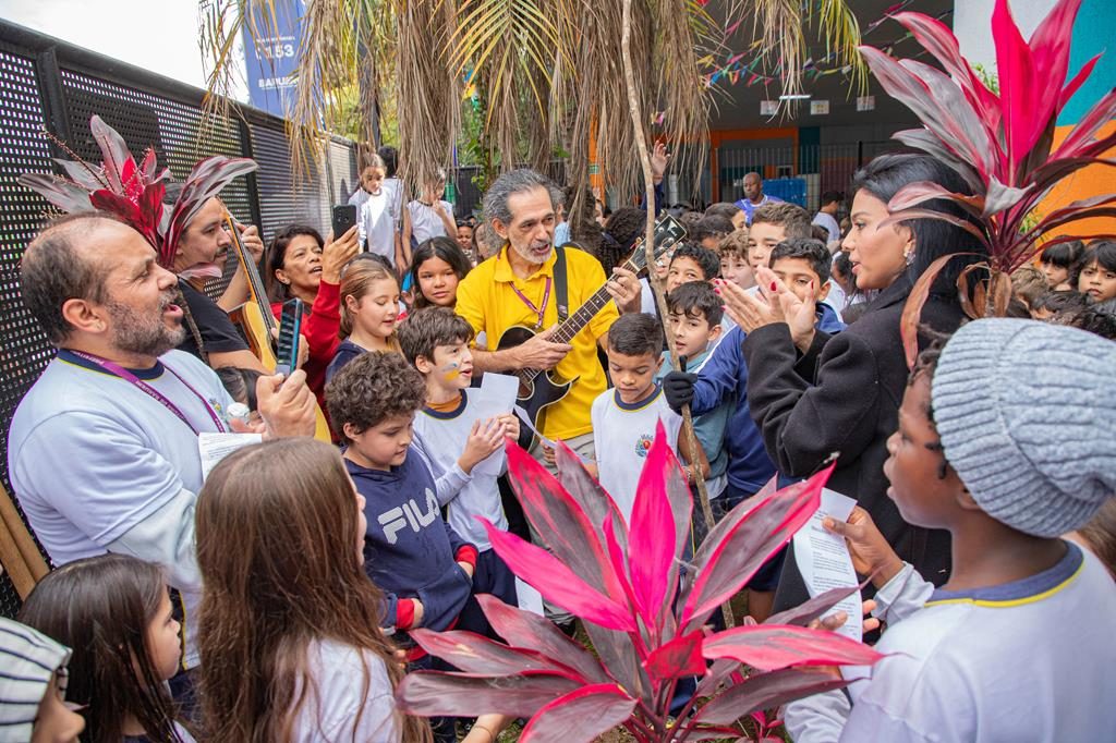 Escola de Barueri planta ipê-amarelo em memória de aluna de 14 anos
