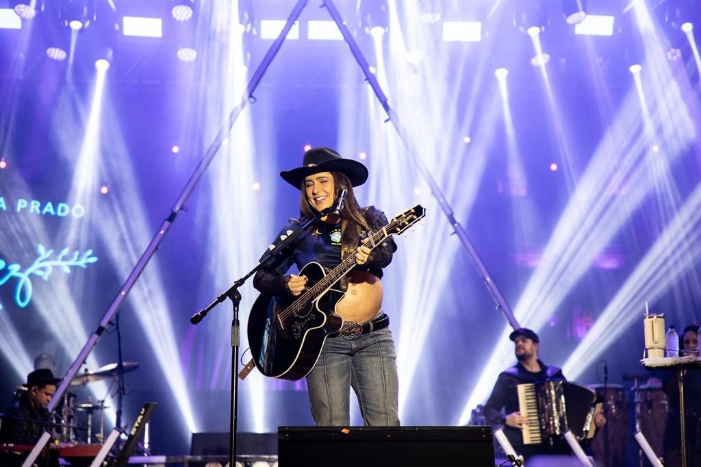 Grávida, Lauana Prado faz show de despedida em SP no Arraiá Barueri