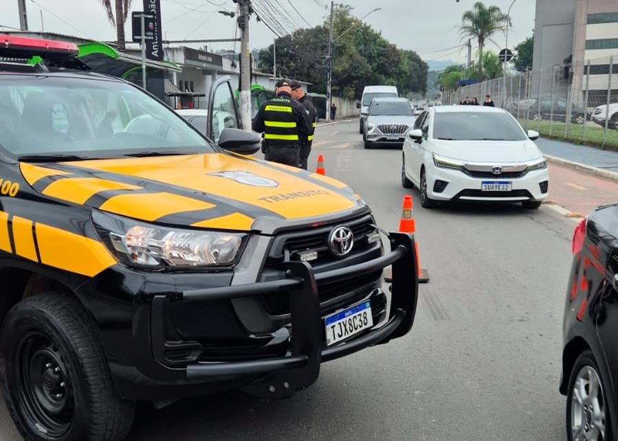 Operação em Barueri flagra veículos com R$ 76 mil em débitos e motorista com CNH suspensa