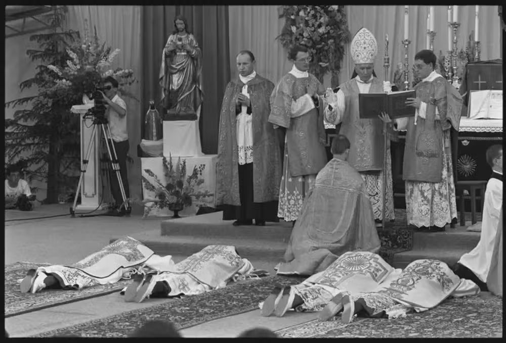 Grupo católico que desafia Vaticano cresce no Brasil com missas em latim