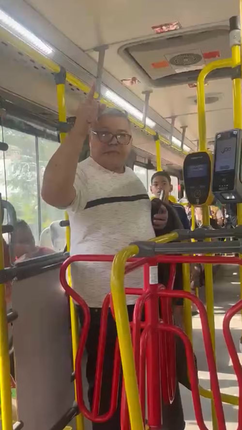 Passageiro é expulso de ônibus no Rio após ataques racistas a motorista