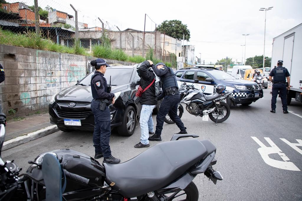GCM de Barueri captura foragidos e recupera veículos em série de ações