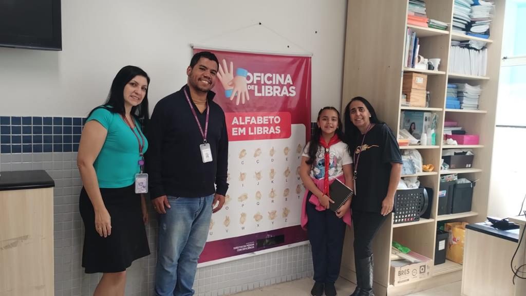 Escoteira de 9 anos visita secretaria em Barueri para aprender sobre Libras e inclusão