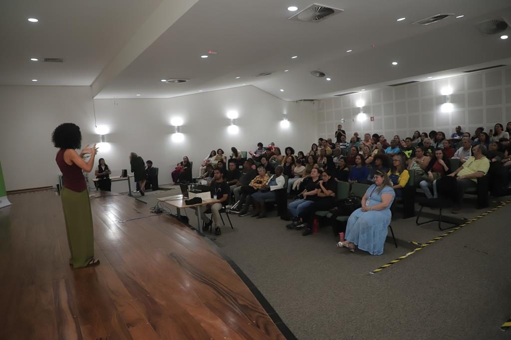 Barueri promove “Café com Libras” com sessão de cinema e debate sobre inclusão