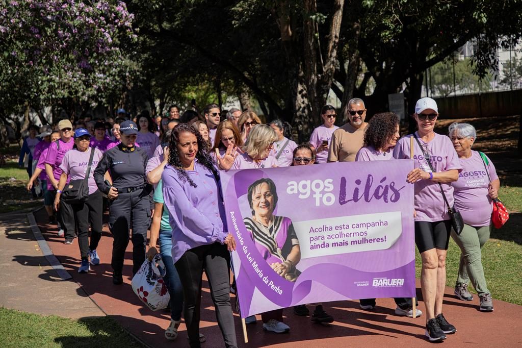 Barueri realiza 1ª Caminhada Agosto Lilás e oficializa evento no calendário da cidade