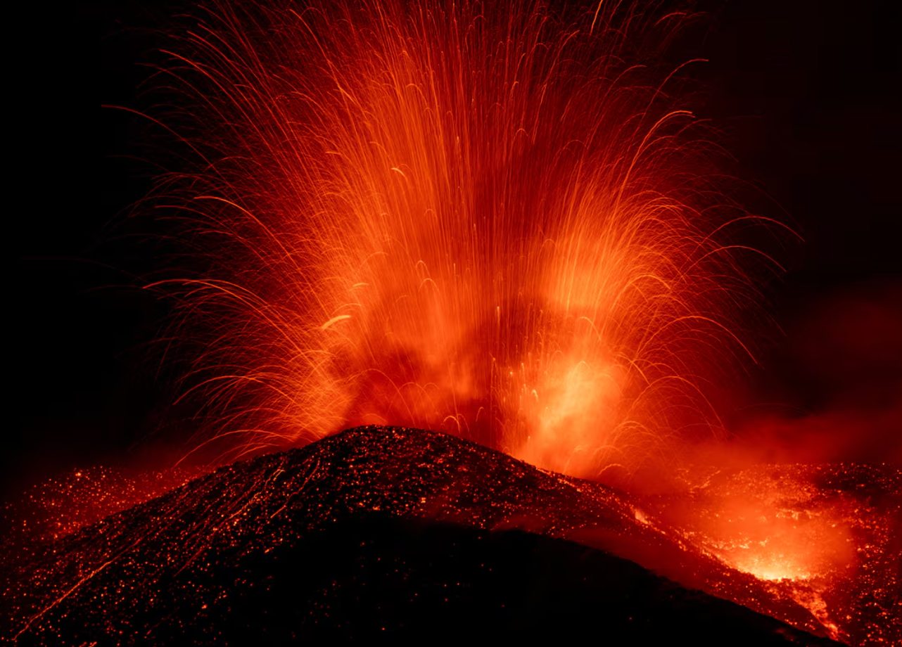 Erupção do vulcão Etna força fechamento de aeroporto na Sicília