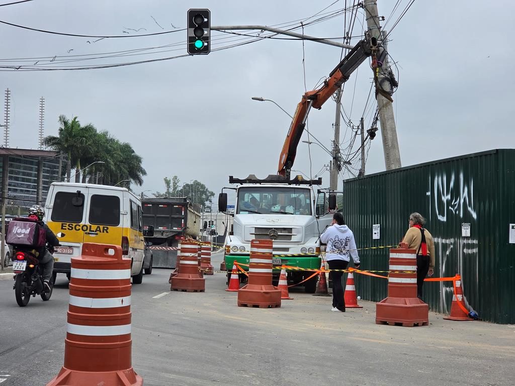 Faixa da Avenida General de Divisão, em Barueri, é interditada por risco de queda de poste