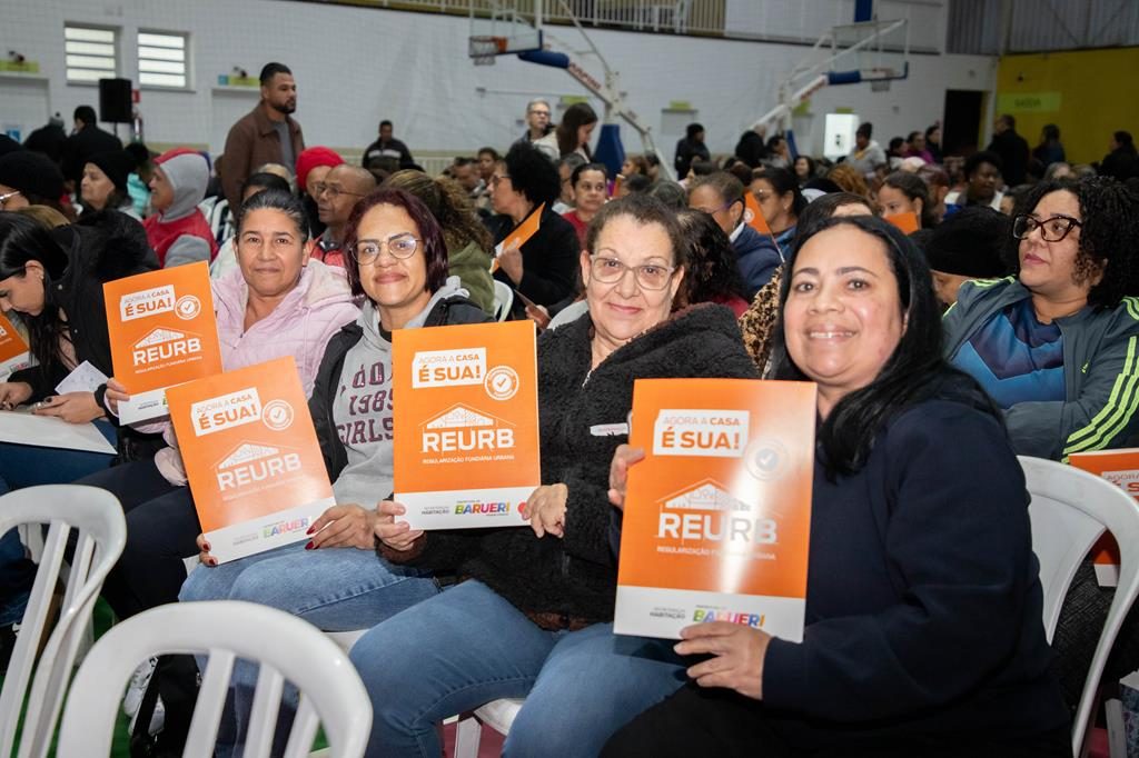Prefeitura de Barueri entrega 500 matrículas a moradores do Mirante dos Altos