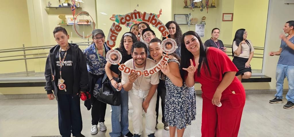 Café com Libras em Barueri destaca empreendedorismo na comunidade surda