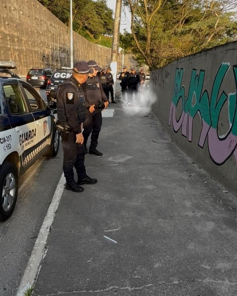 Câmeras de monitoramento flagram pichação e GCM detém suspeito em Barueri