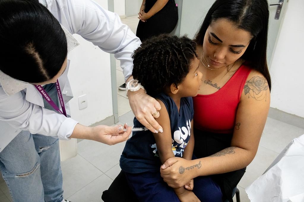 Prefeitura de Barueri realiza vacinação em 16 escolas neste sábado (17)