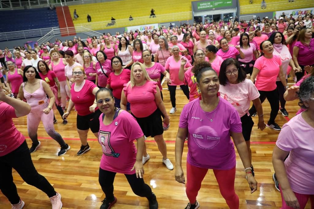 Balada Rosa reúne alunas do esporte no Ginásio José Corrêa para aula de ritmos e conscientização